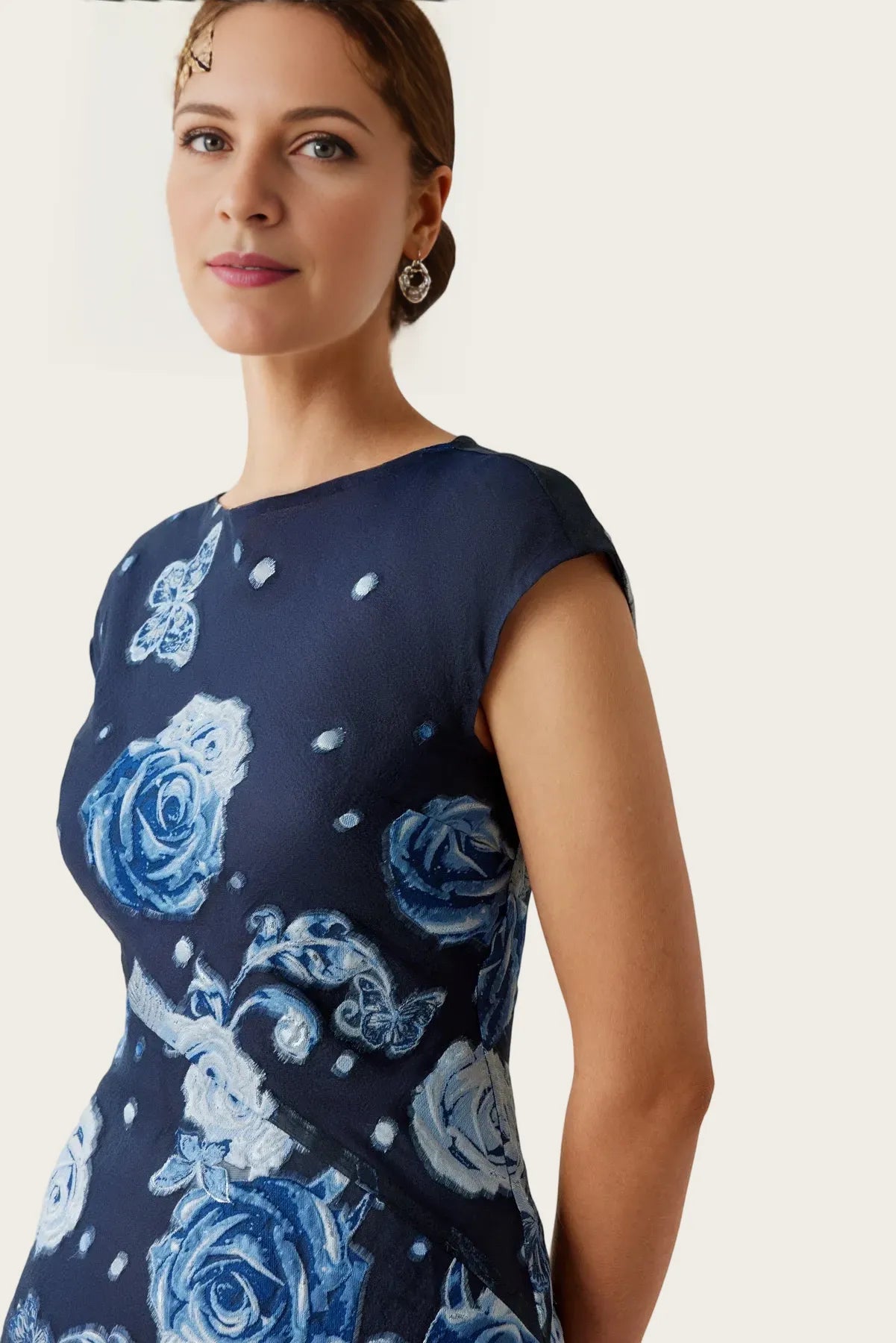 Graceful Organza Jacquard A-line Roundneck Maxi Mother of the Bride Dress Embroidery Evening Dress
