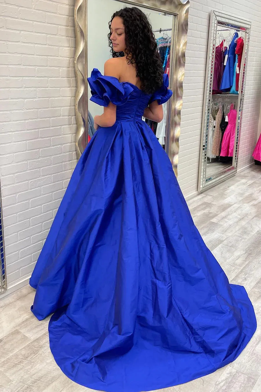 Vestido de fiesta maxi de satén azul rey con escote corazón, corte A, hombros descubiertos y sin espalda