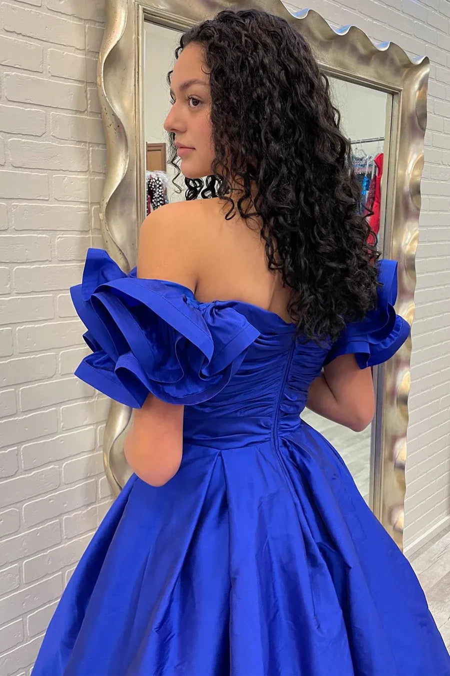 Vestido de fiesta maxi de satén azul rey con escote corazón, corte A, hombros descubiertos y sin espalda
