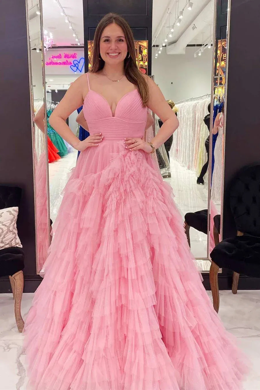 Vestido de fiesta de tul con volantes, escote en V, sin mangas y largo hasta el suelo