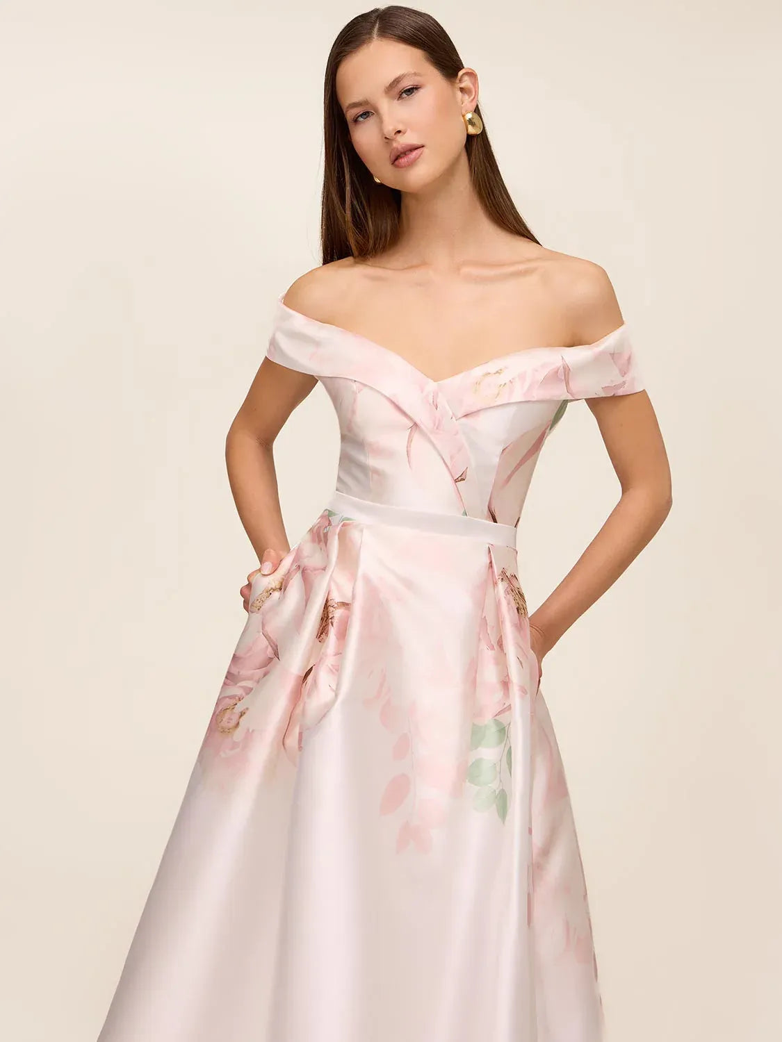 Elegante Vestido de Fiesta Largo con Abertura, Hombros Descubiertos, Corte en A de Satén Floral y Bolsillos
