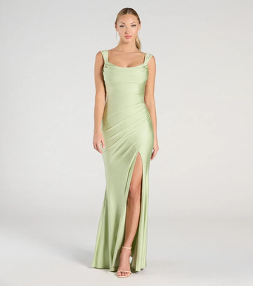 Elegante vestido de noche largo de satén con escote drapeado, fruncido y abertura tipo sirena
