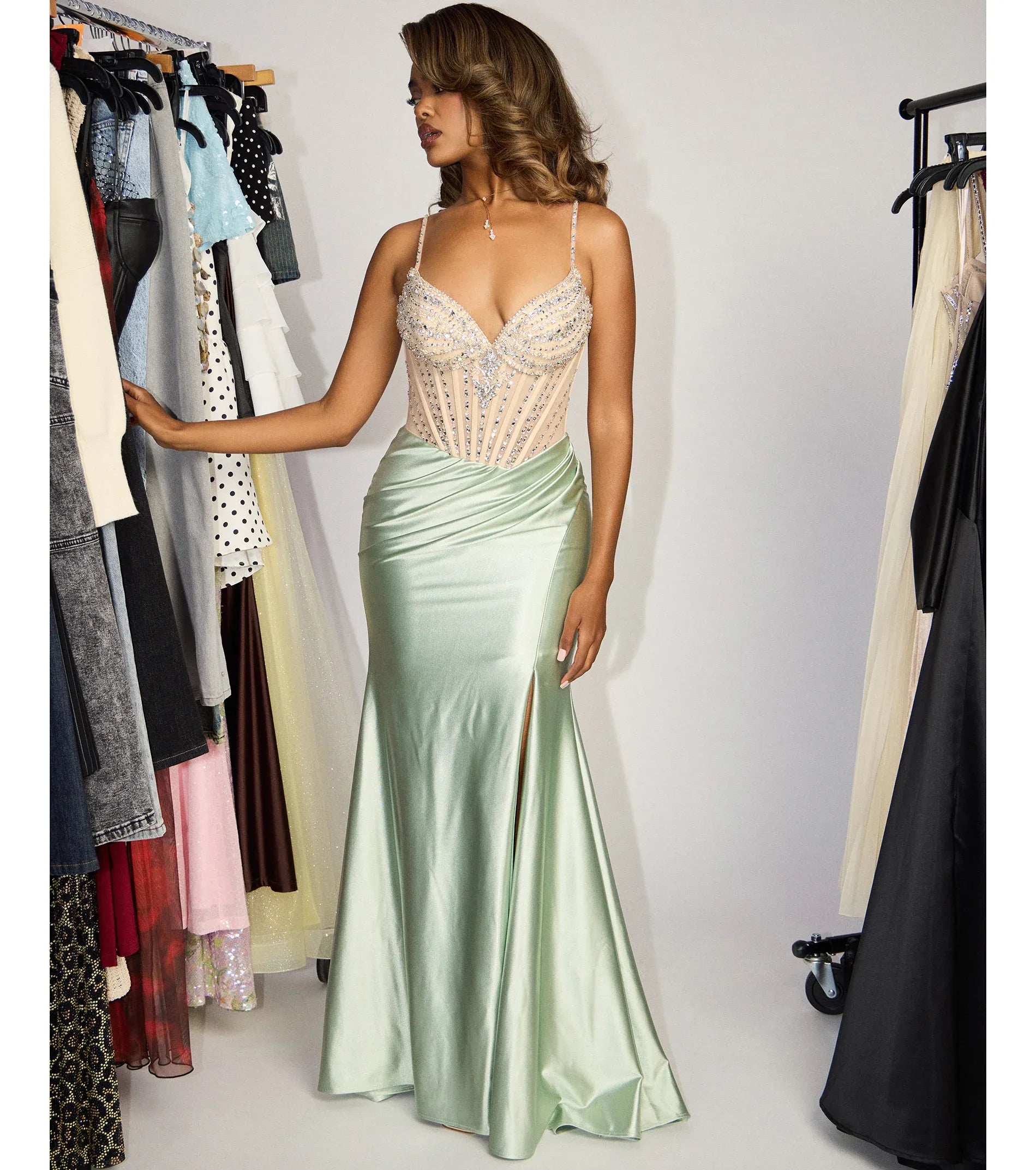 Glamoroso Vestido de Noche de Satén con Tirantes Finos, Corsé de Pedrería y Abertura, Corte Sirena