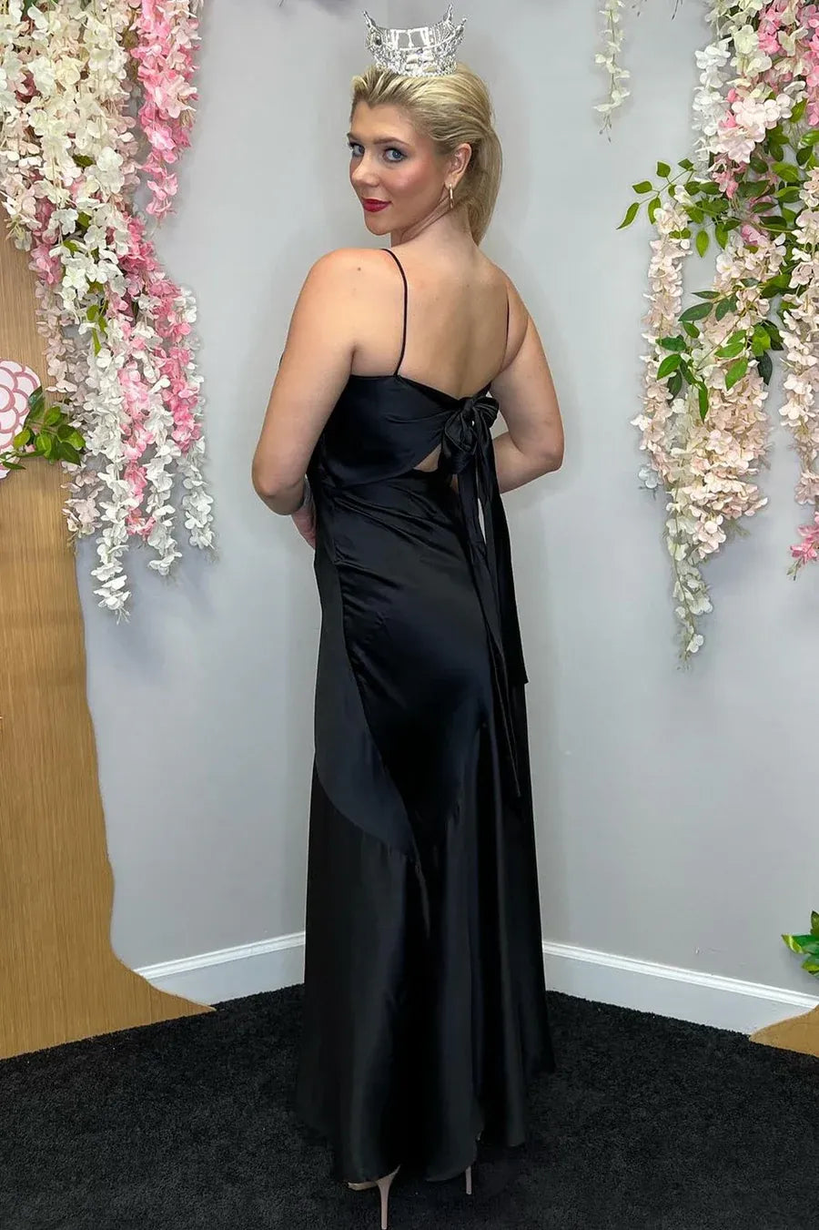 Vestido de Fiesta Largo de Satén con Cuello Cuadrado, Corte Evasé, Sin Mangas y Espalda con Lazo