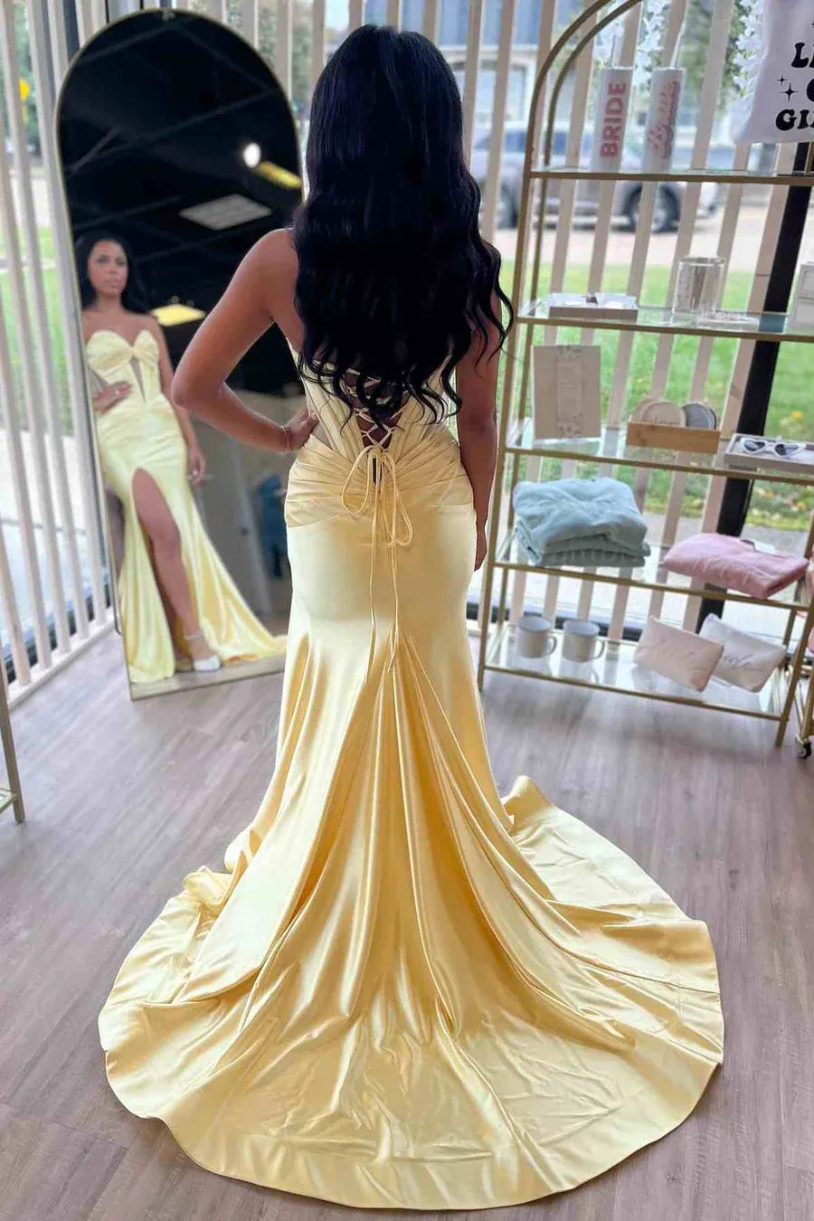 Vestido de Fiesta Largo de Satén con Cuentas Estilo Sirena, Escote Corazón, Sin Tirantes y con Cordones