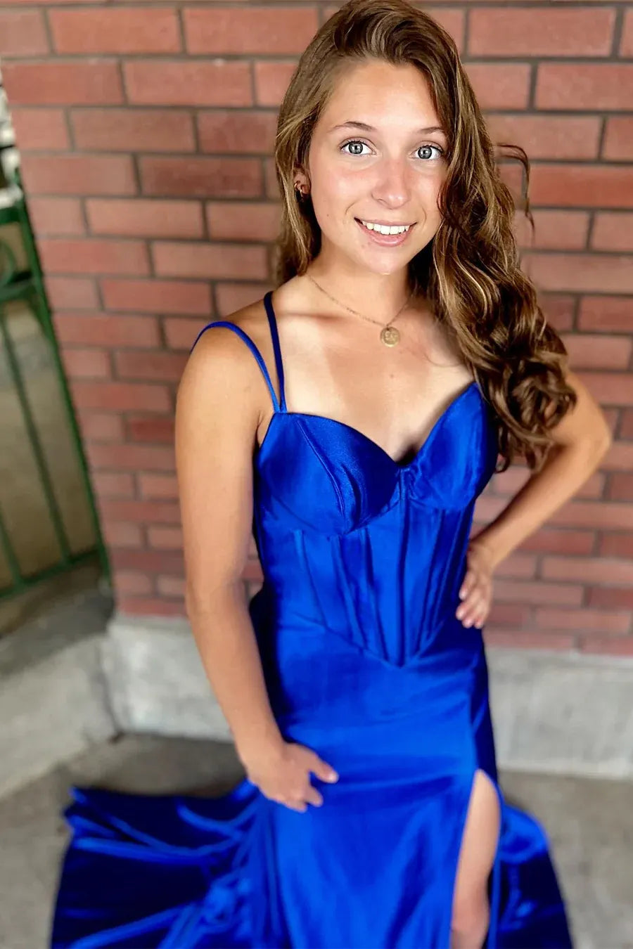 Vestido de fiesta largo de satén sin mangas con escote corazón estilo sirena y espalda cruzada