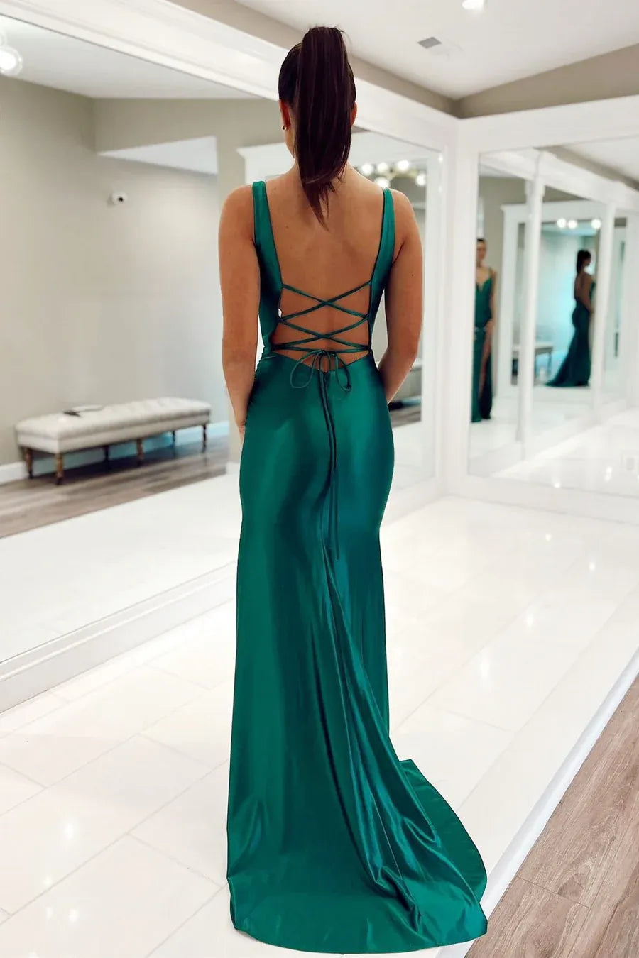 Vestido de noche largo de satén corte sirena con escote corazón, sin mangas y cordones