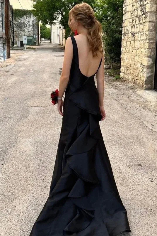 Vestido de noche largo de satén corte sirena con cuello en V, sin mangas, sin espalda y con volantes