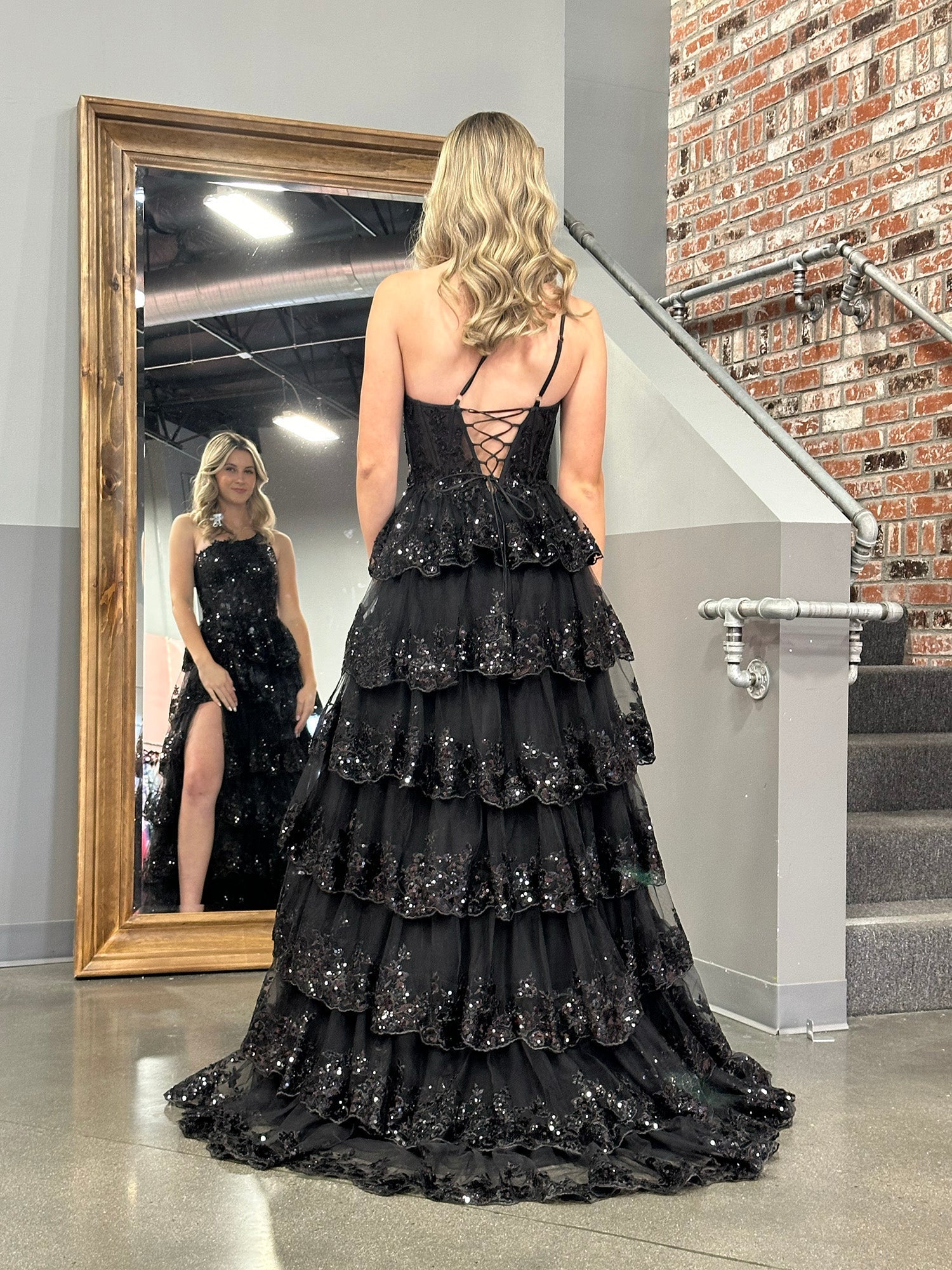 Glamuroso vestido de fiesta maxi de línea A con lentejuelas, un hombro, volantes y encaje, con abertura