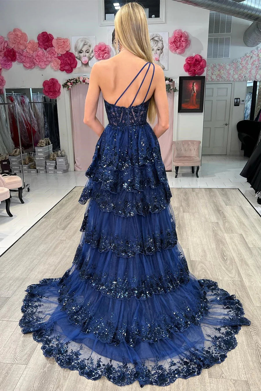 Glamuroso vestido de fiesta maxi de línea A con lentejuelas, un hombro, volantes y encaje, con abertura