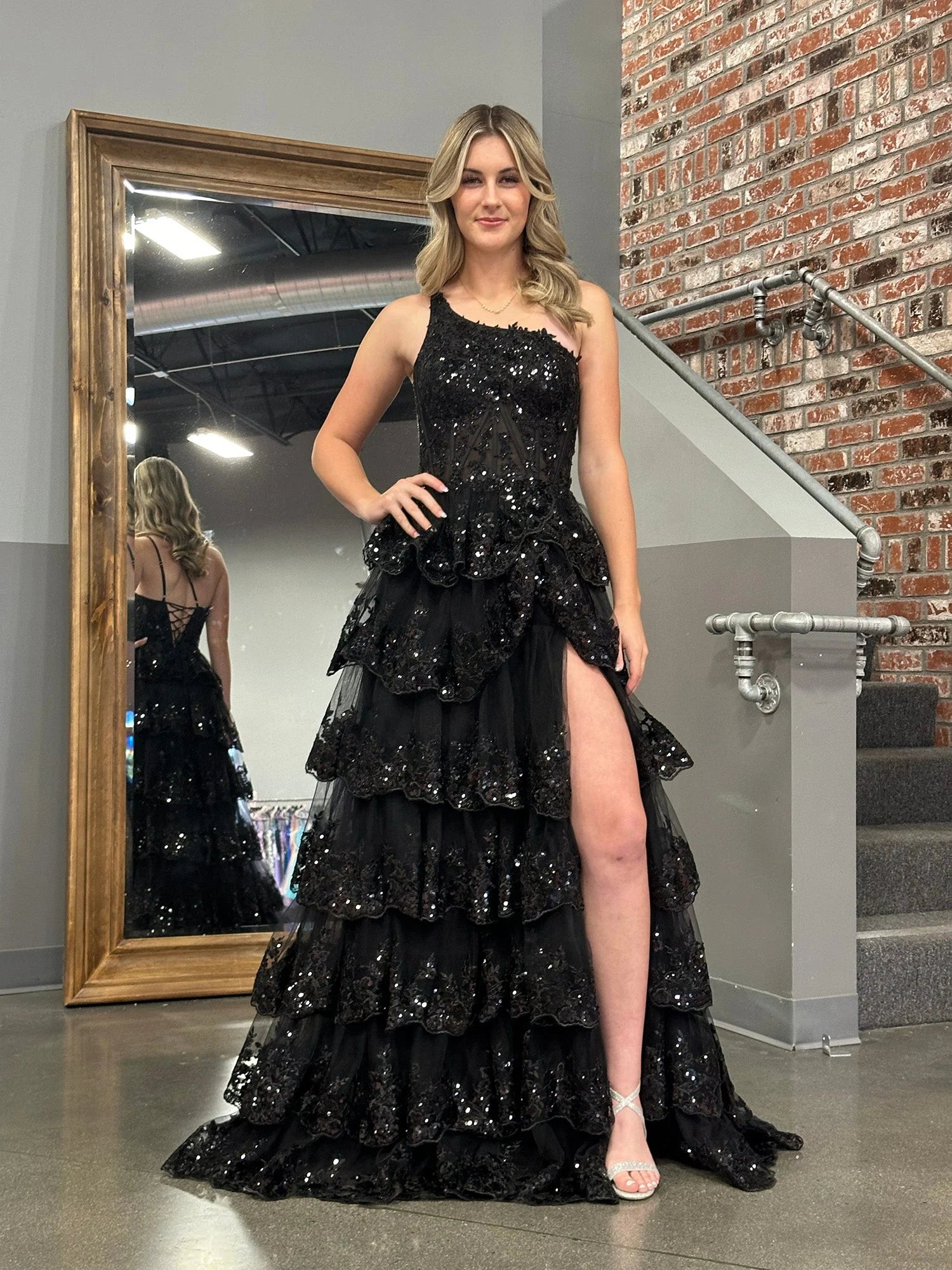 Glamuroso vestido de fiesta maxi de línea A con lentejuelas, un hombro, volantes y encaje, con abertura