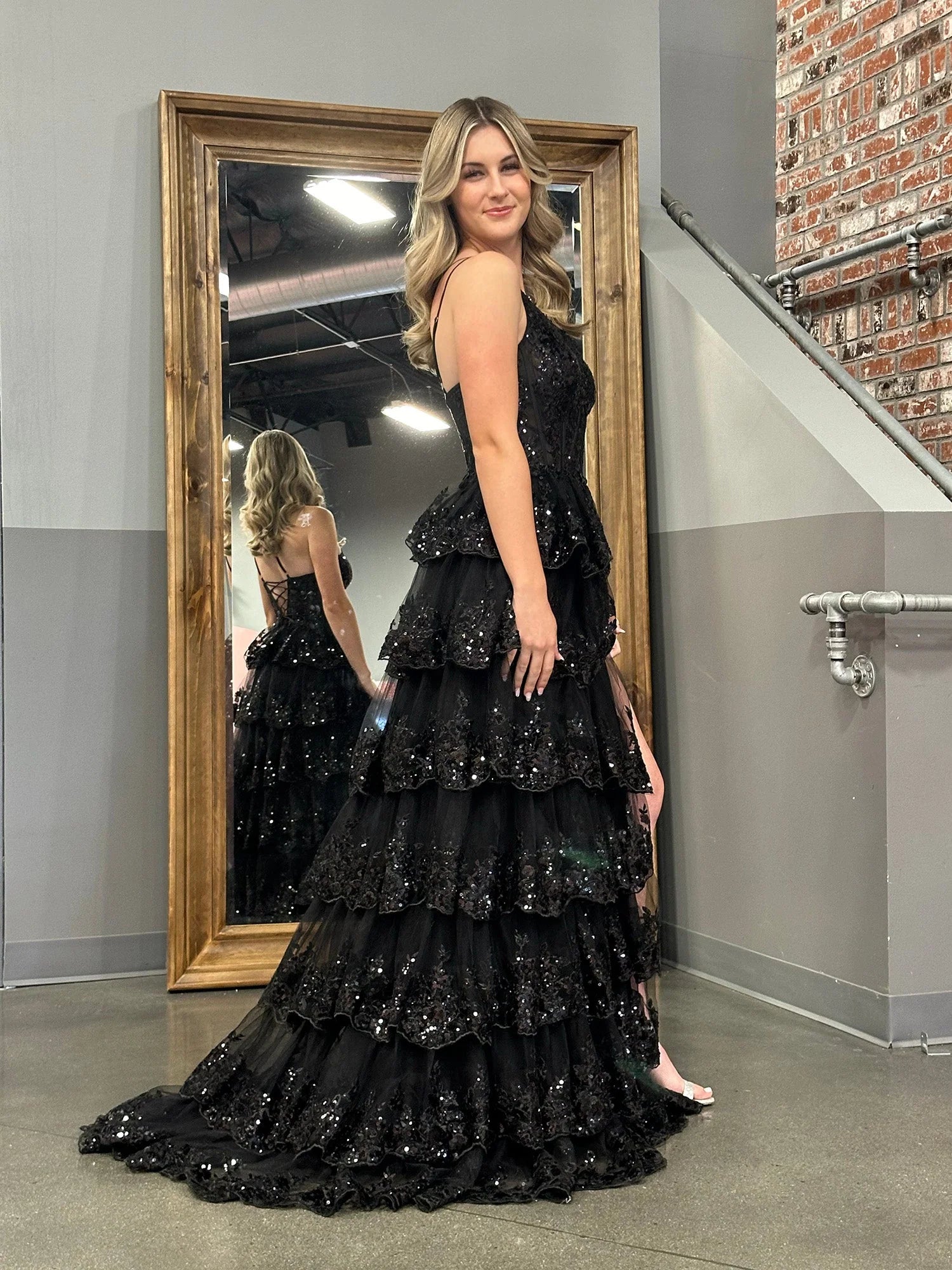 Glamuroso vestido de fiesta maxi de línea A con lentejuelas, un hombro, volantes y encaje, con abertura