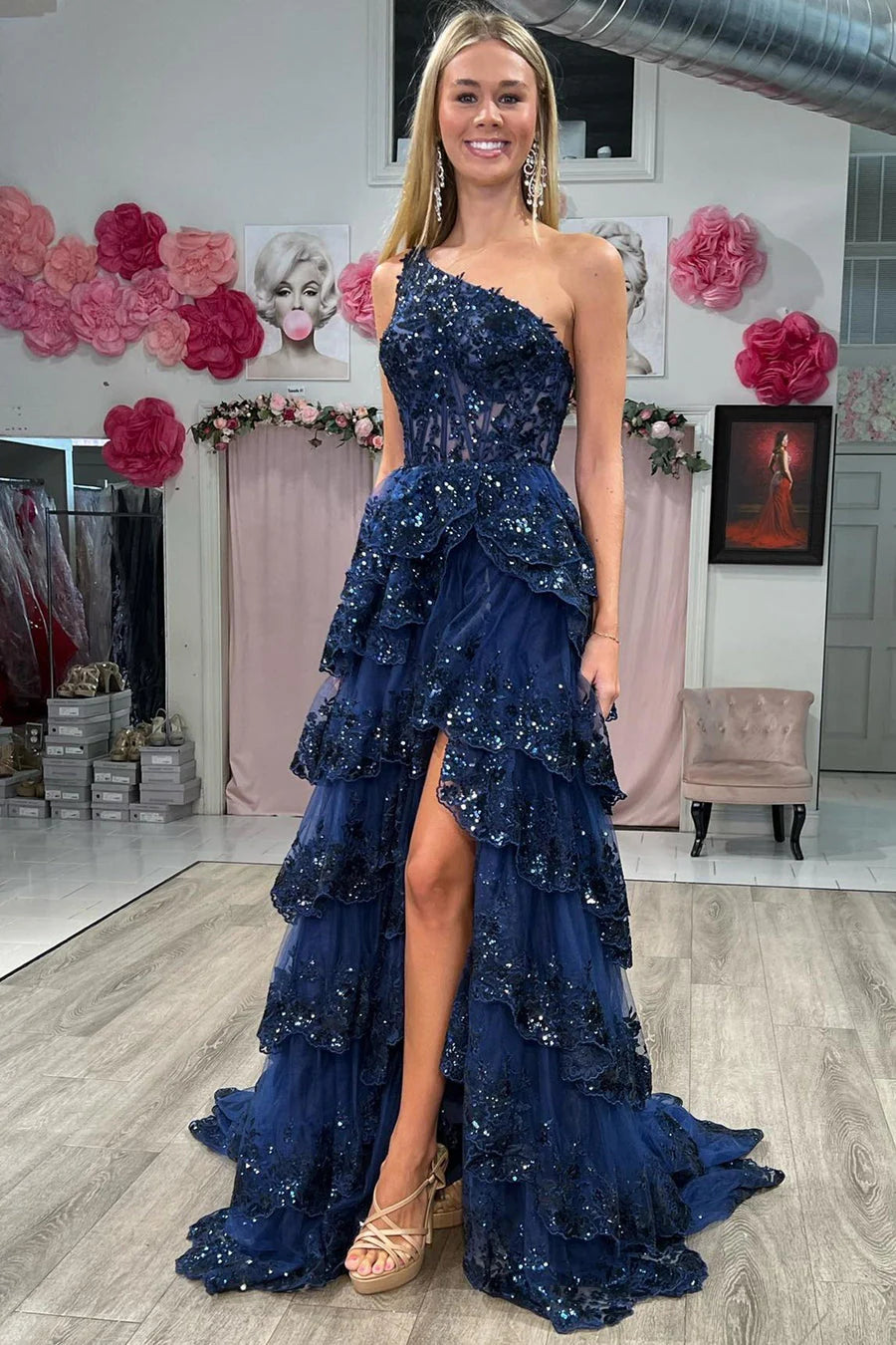 Glamuroso vestido de fiesta maxi de línea A con lentejuelas, un hombro, volantes y encaje, con abertura