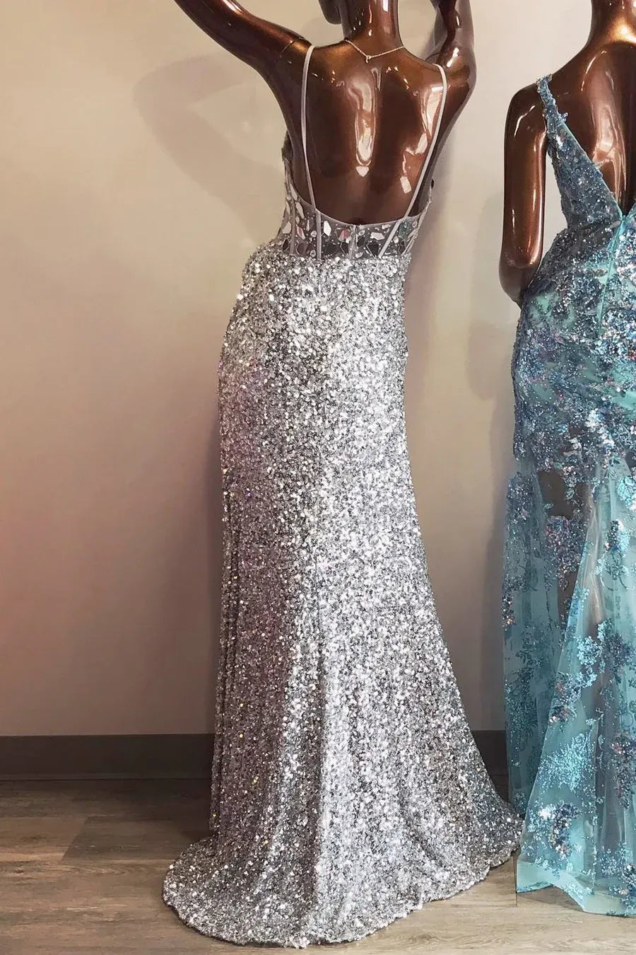 Vestido de fiesta largo sin mangas con cuello en V, lentejuelas, sirena y abertura alta