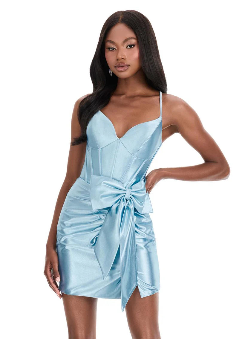 Vestido de fiesta corto de satén con corsé, escote corazón y lazo.