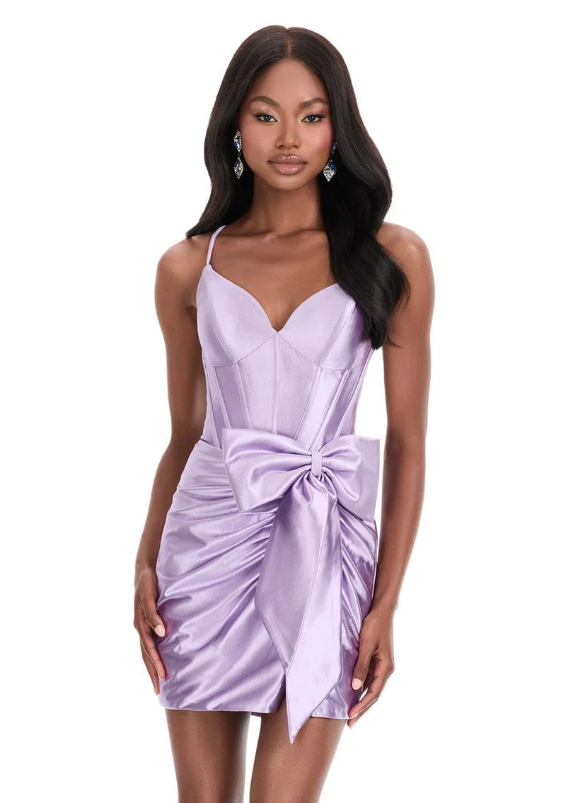 Vestido de fiesta corto de satén con corsé, escote corazón y lazo.