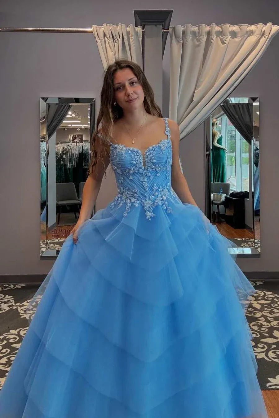 Vestido de fiesta maxi azul cielo con tirantes finos, escote corazón, flores 3D y espalda con cordones