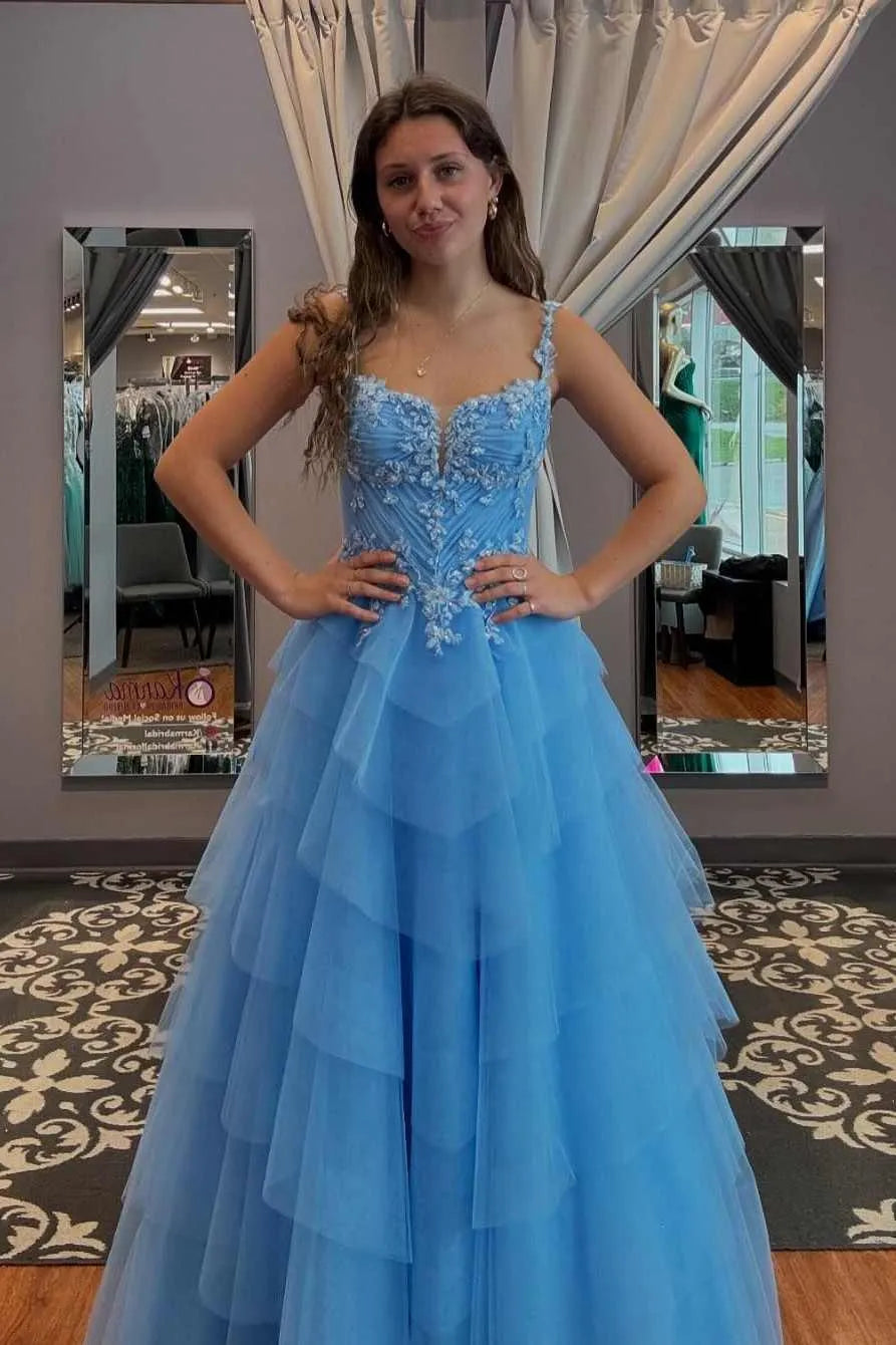 Vestido de fiesta maxi azul cielo con tirantes finos, escote corazón, flores 3D y espalda con cordones