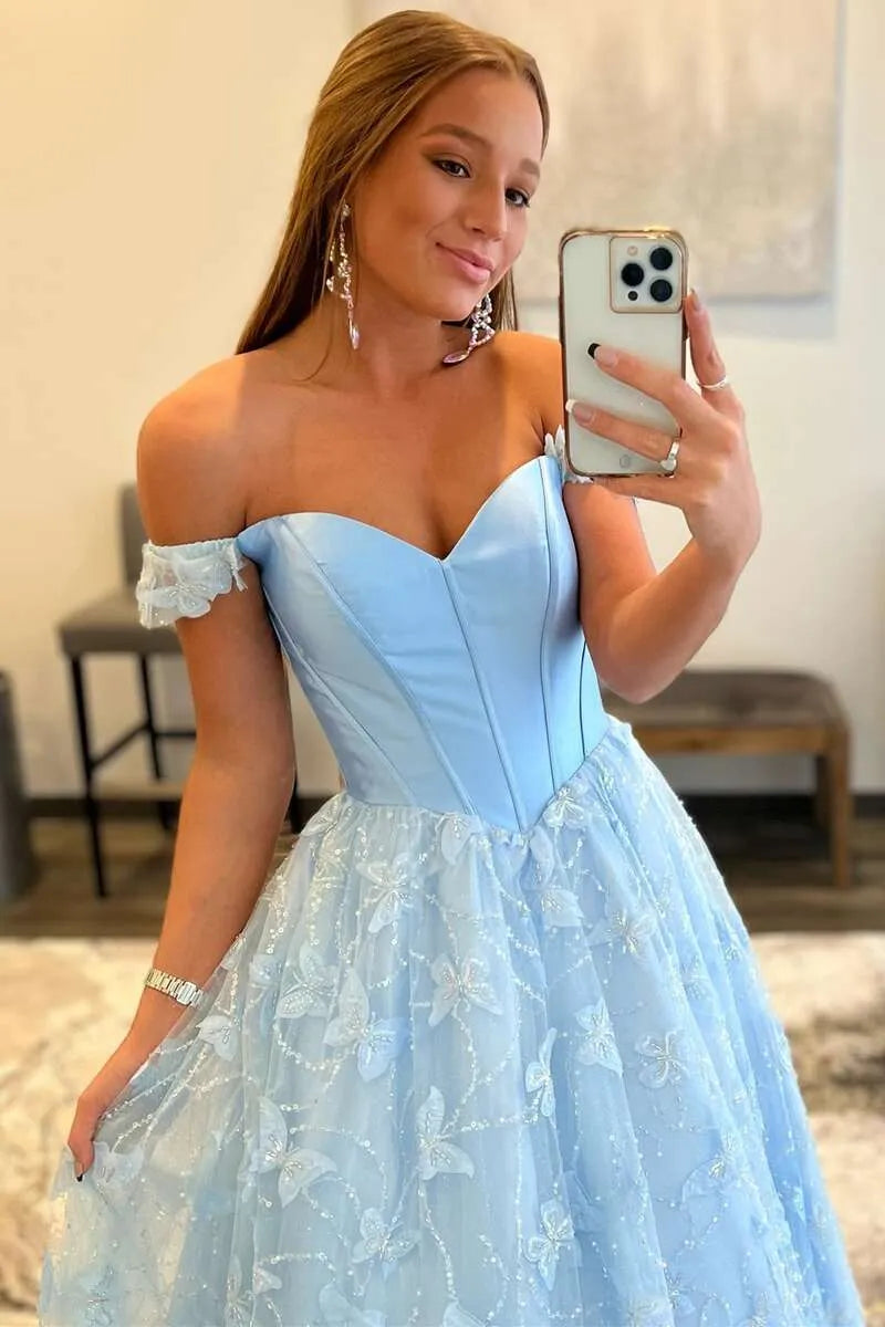 Vestido de fiesta maxi de tul color azul cielo, con silueta en A, escote corazón, hombros descubiertos y sin espalda