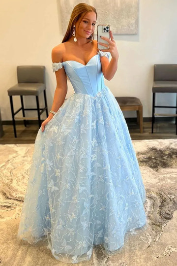 Vestido de fiesta maxi de tul color azul cielo, con silueta en A, escote corazón, hombros descubiertos y sin espalda
