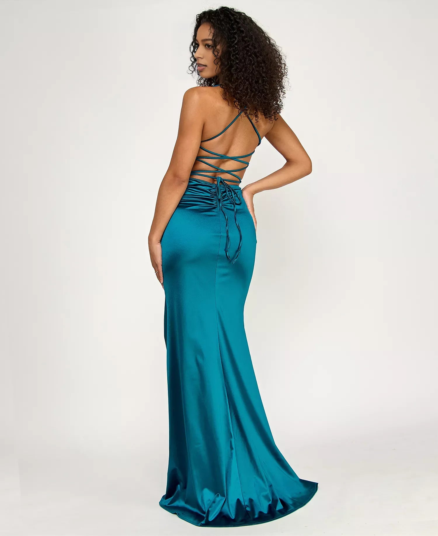 Vestido de fiesta largo de satén sin mangas con escote corazón, fruncido y abertura