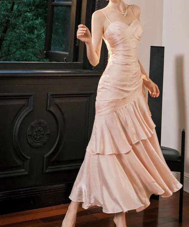 Vestido de fiesta largo de satén corte sirena escote corazón entallado con capas