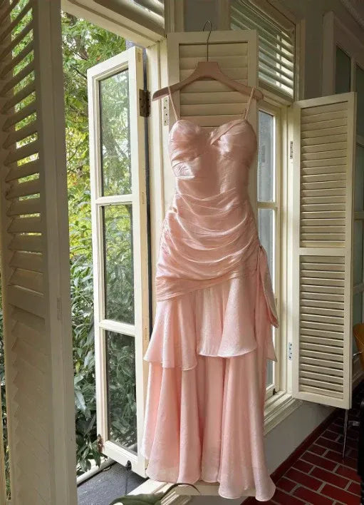 Vestido de fiesta largo de satén corte sirena escote corazón entallado con capas