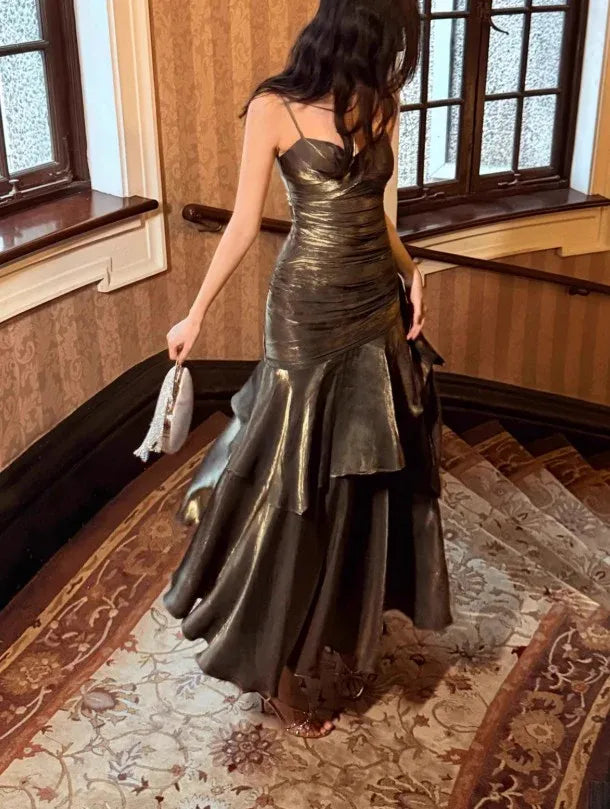 Vestido de fiesta largo de satén corte sirena escote corazón entallado con capas