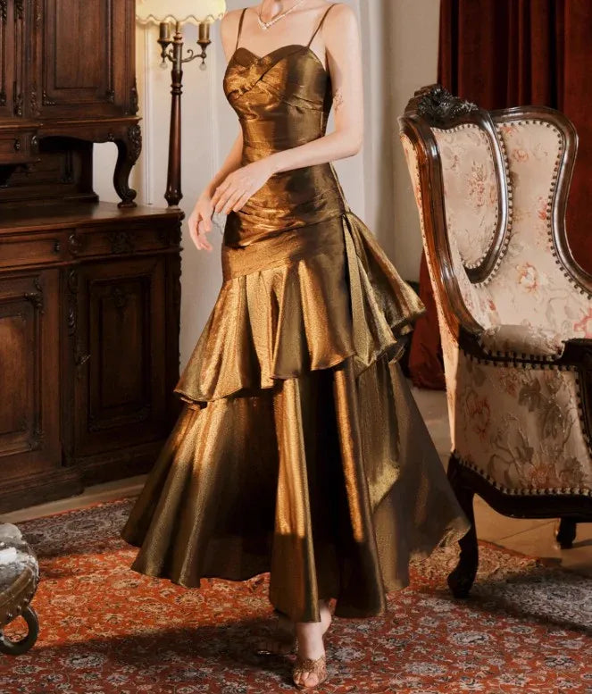 Vestido de fiesta largo de satén corte sirena escote corazón entallado con capas