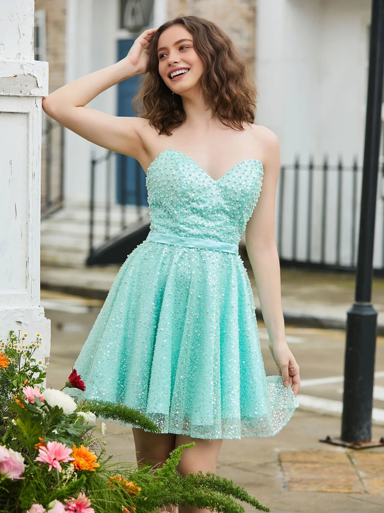 Sparkling A-line Sweetheart Strapless Tulle Short Beaded Adorned Sequin Homecoming Dress