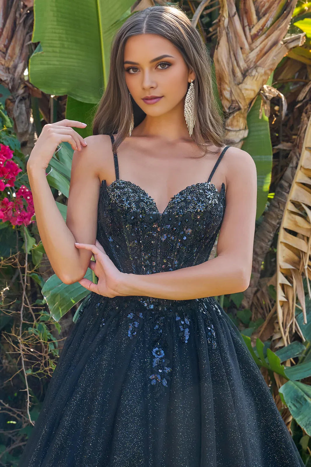 Vestido de fiesta largo de tul brillante sin mangas con cuello corazón y cuentas