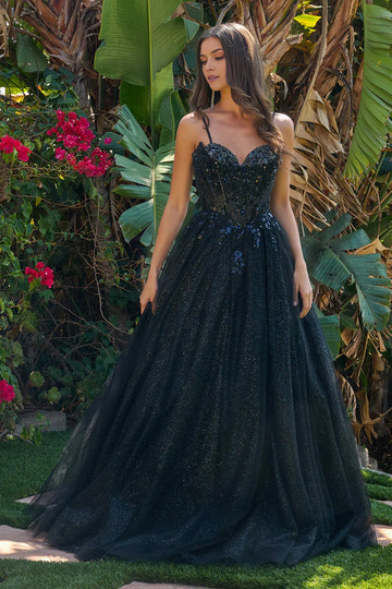 Vestido de fiesta largo de tul brillante sin mangas con cuello corazón y cuentas