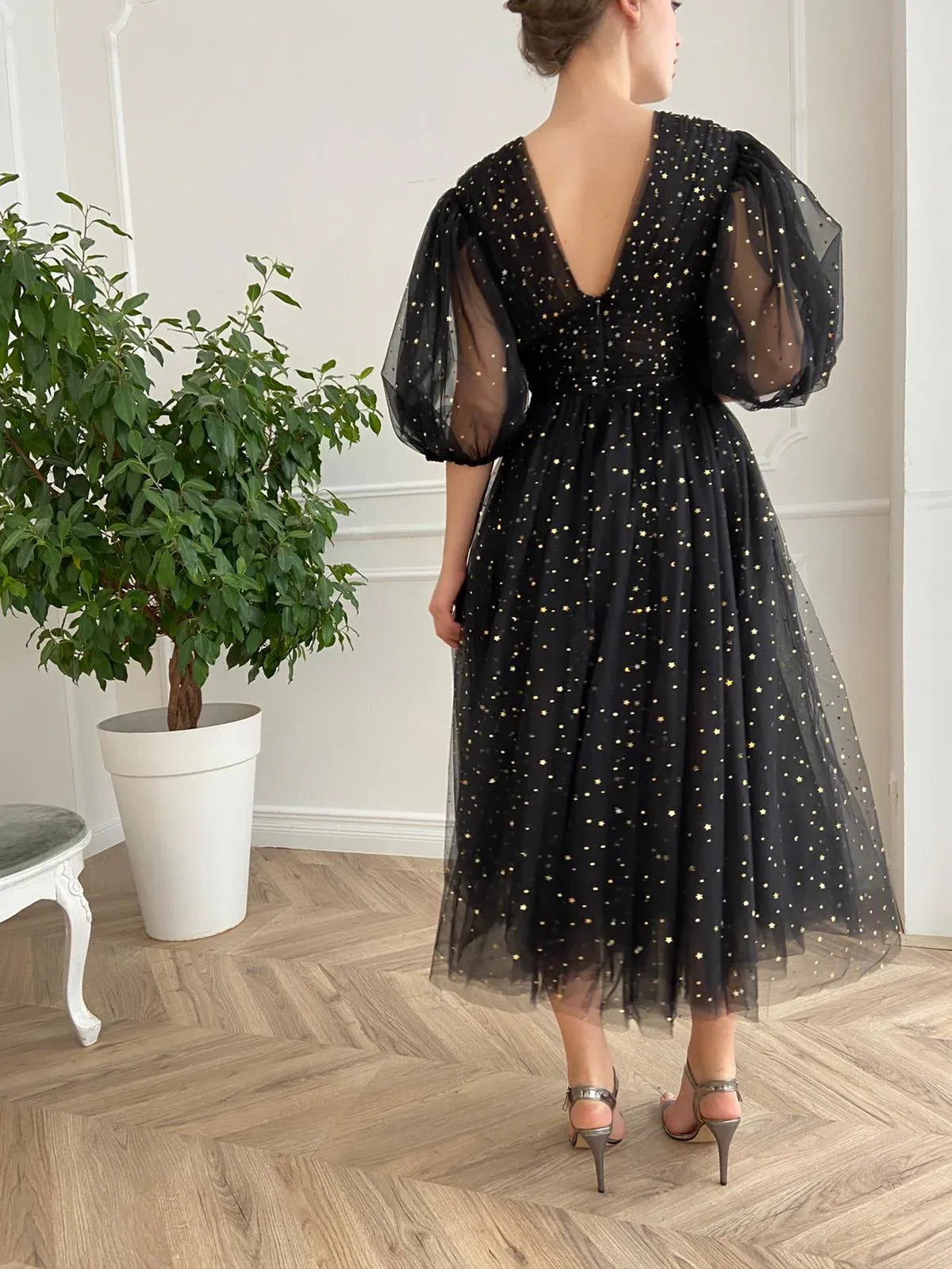Vestido de fiesta midi de tul con cuello de pico, línea A, estrellas brillantes y mangas abullonadas