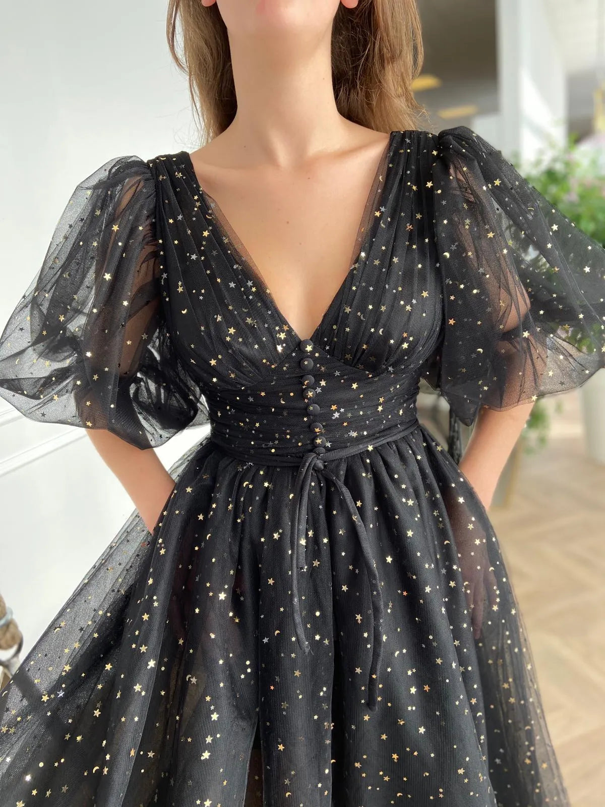 Vestido de fiesta midi de tul con cuello de pico, línea A, estrellas brillantes y mangas abullonadas