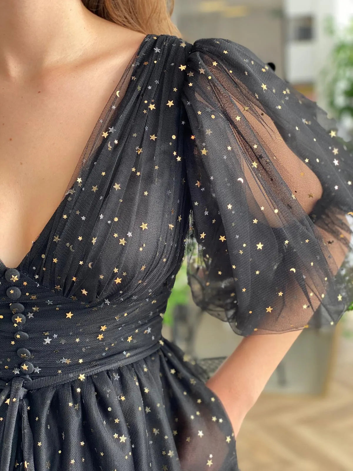 Vestido de fiesta midi de tul con cuello de pico, línea A, estrellas brillantes y mangas abullonadas