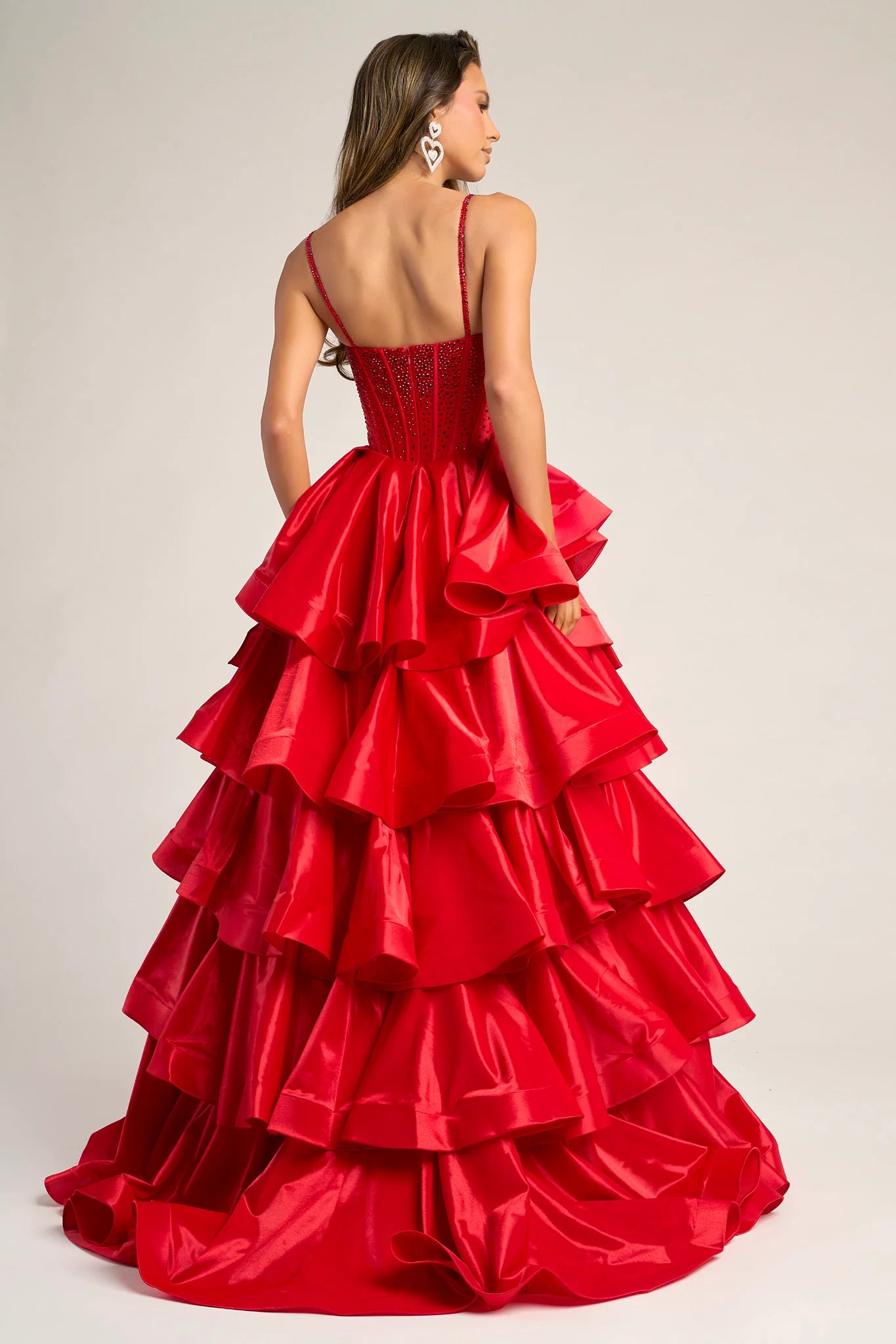 Vestido de fiesta glamuroso de satén con cuello cuadrado, pedrería, falda escalonada y abertura