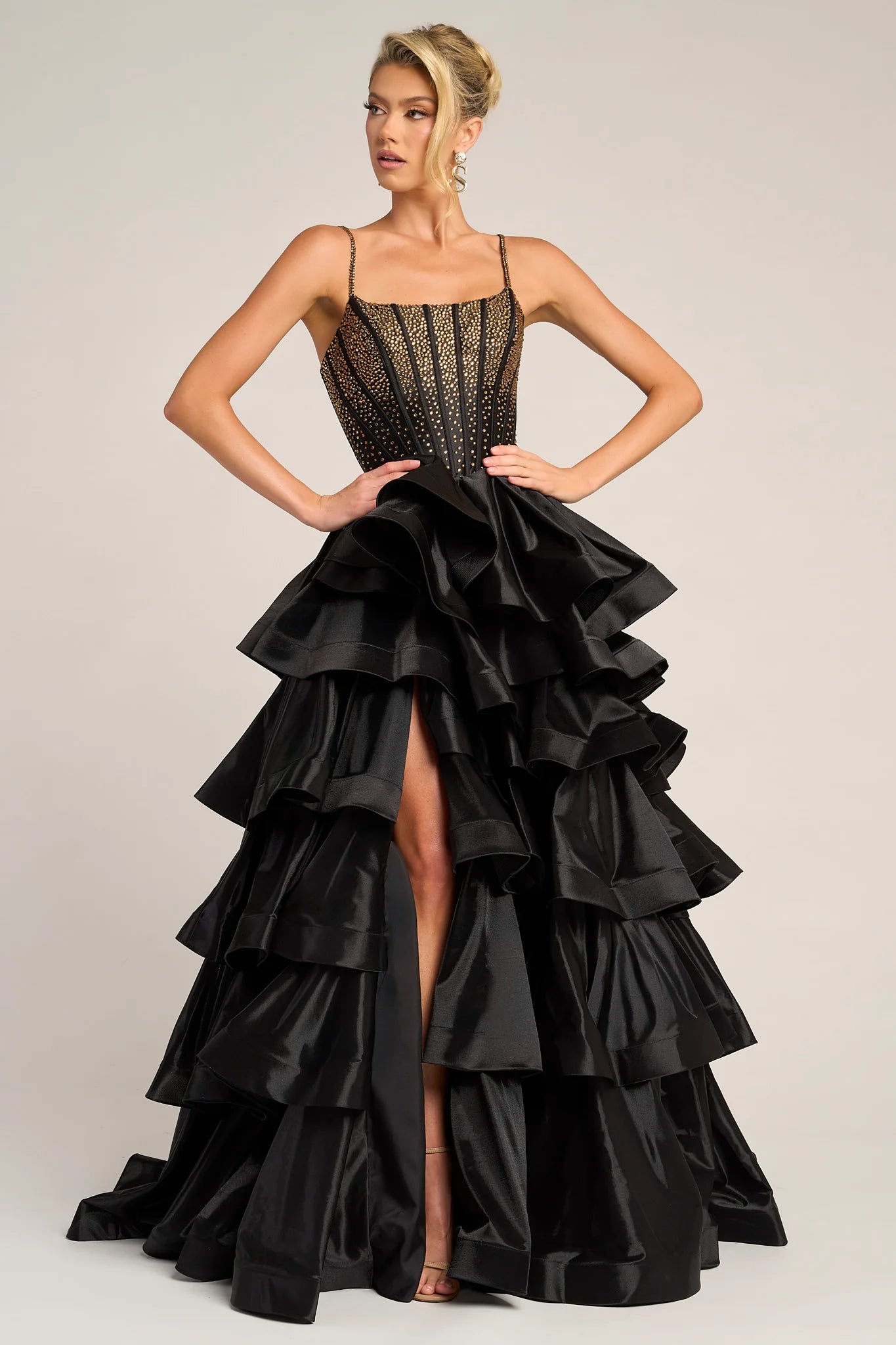 Vestido de fiesta glamuroso de satén con cuello cuadrado, pedrería, falda escalonada y abertura