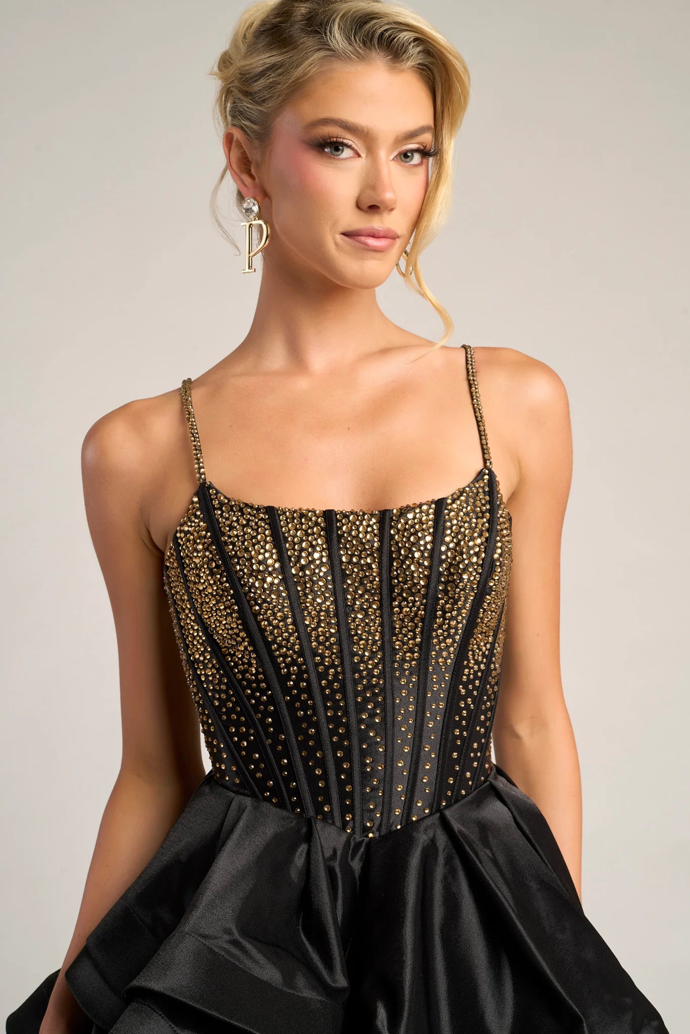 Vestido de fiesta glamuroso de satén con cuello cuadrado, pedrería, falda escalonada y abertura