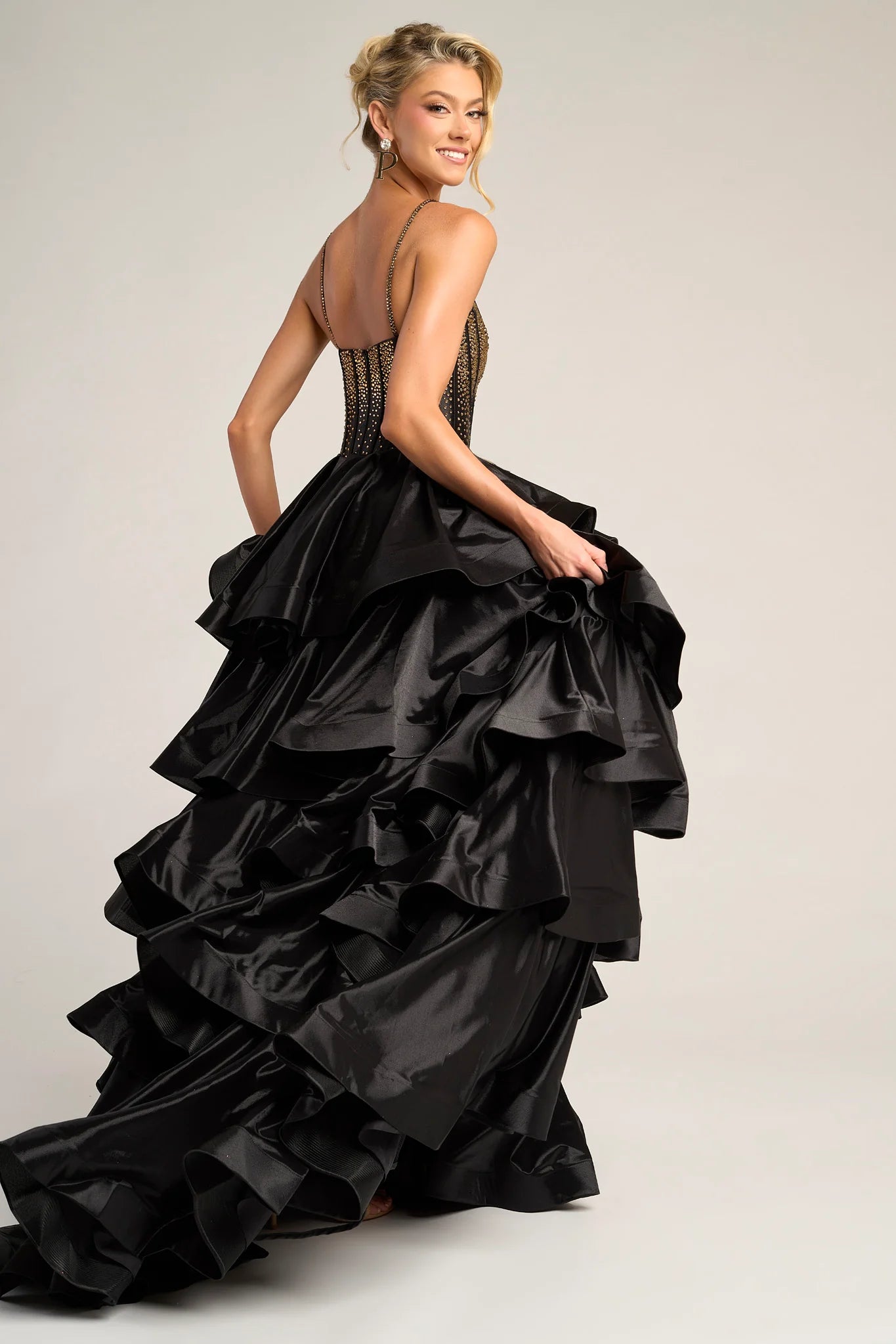 Vestido de fiesta glamuroso de satén con cuello cuadrado, pedrería, falda escalonada y abertura