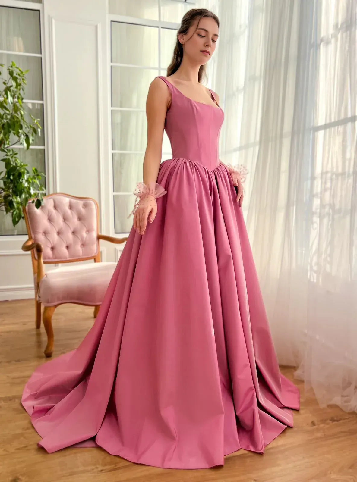 Vestido de fiesta de tafetán de corte princesa con corsé y cuello cuadrado, estilo romántico, largo hasta el suelo.