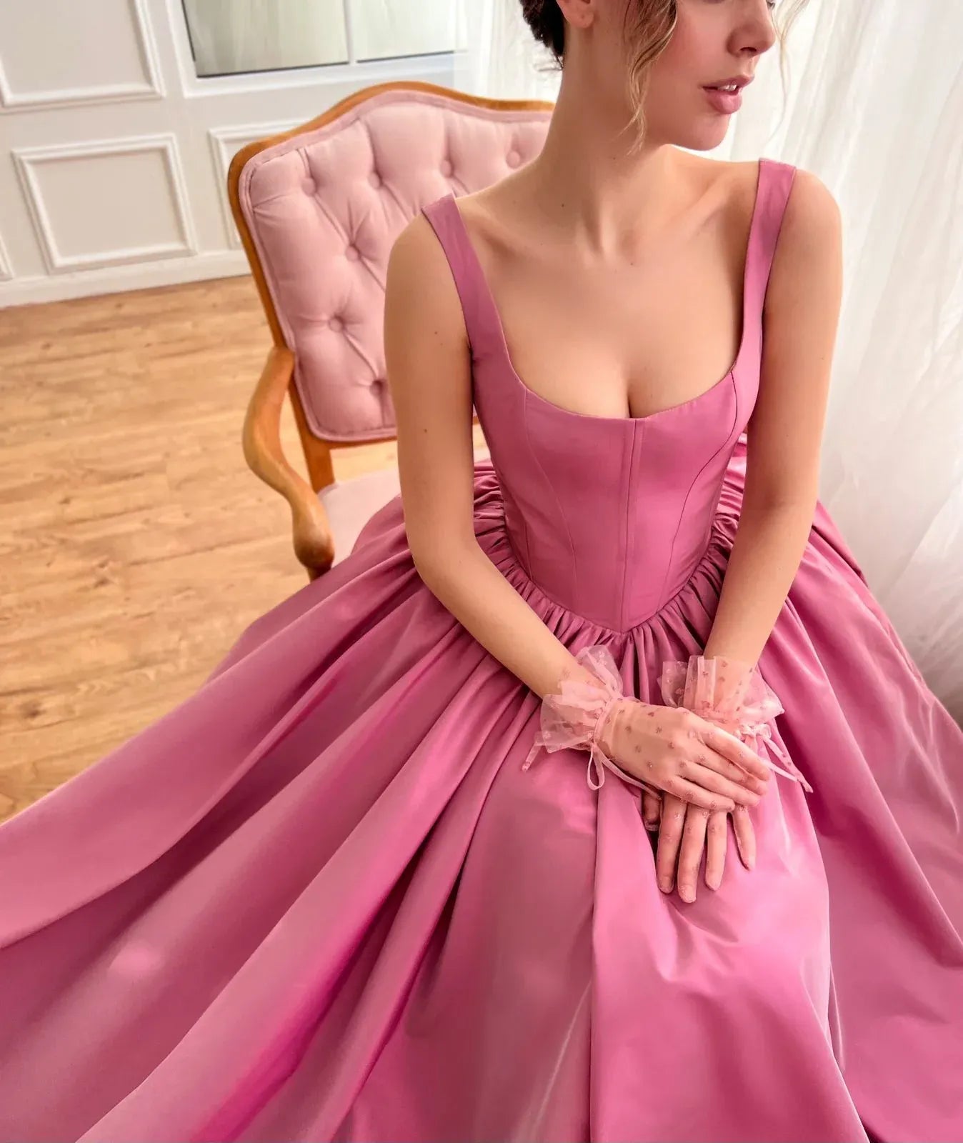 Vestido de fiesta de tafetán de corte princesa con corsé y cuello cuadrado, estilo romántico, largo hasta el suelo.