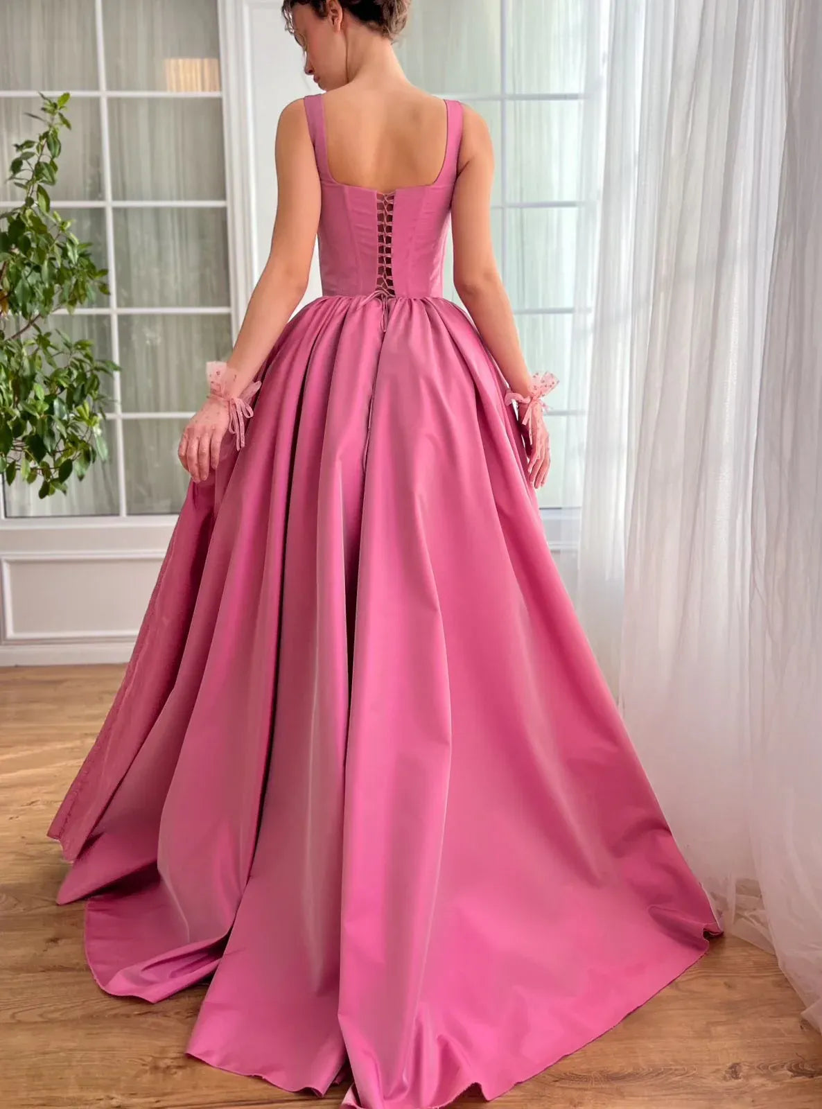 Vestido de fiesta de tafetán de corte princesa con corsé y cuello cuadrado, estilo romántico, largo hasta el suelo.