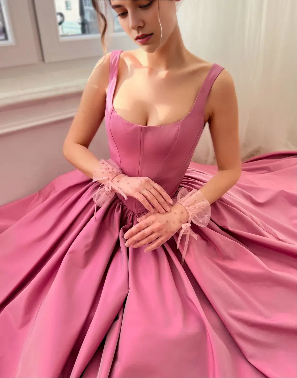 Vestido de fiesta de tafetán de corte princesa con corsé y cuello cuadrado, estilo romántico, largo hasta el suelo.