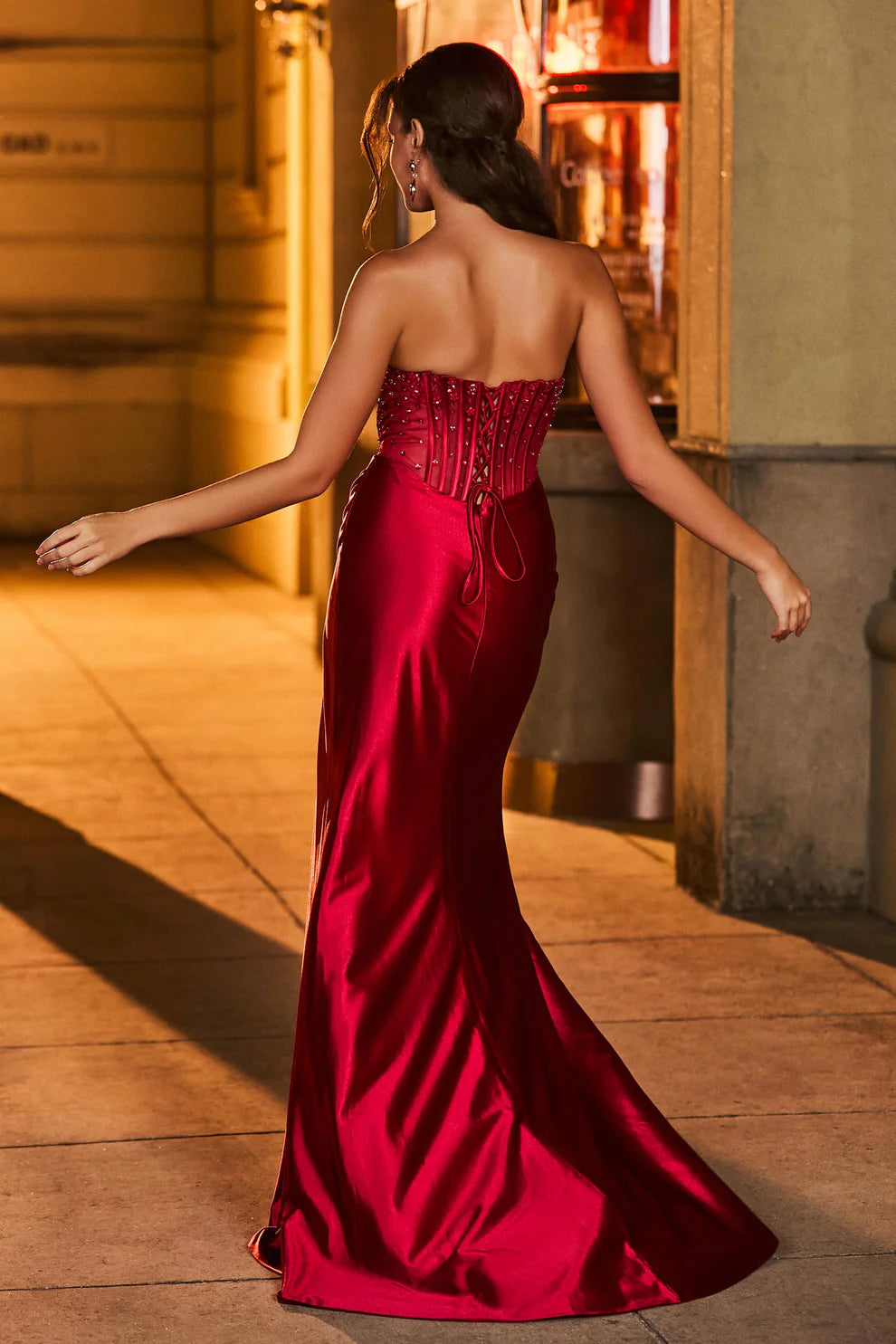 Vestido de noche de raso con corsé sin tirantes y abalorios, corte sirena con abertura