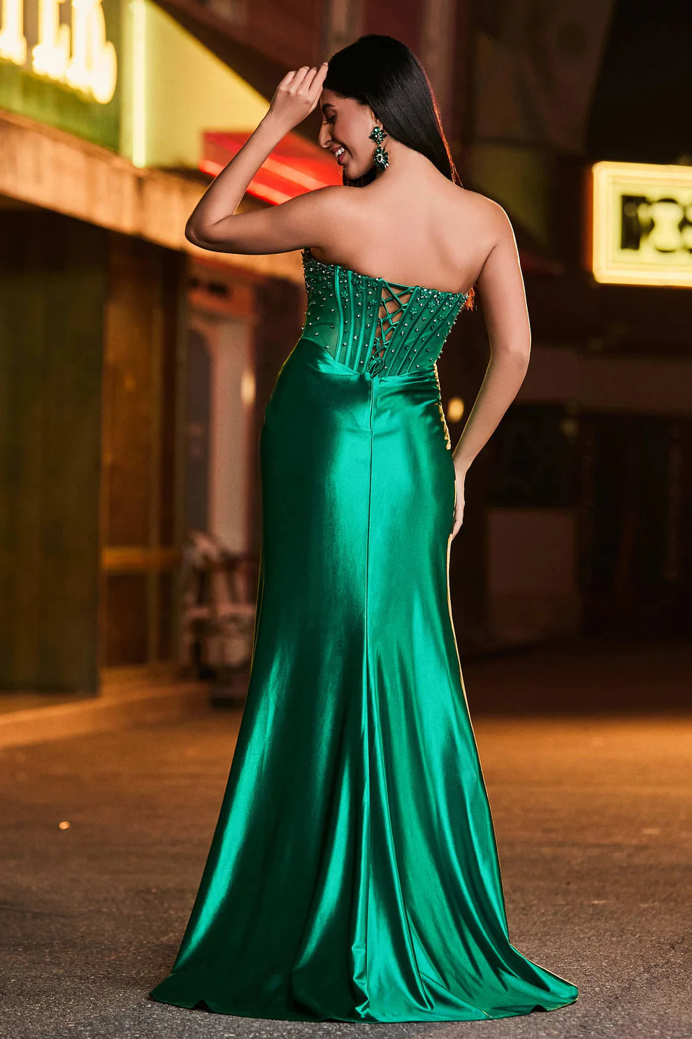 Vestido de noche de raso con corsé sin tirantes y abalorios, corte sirena con abertura