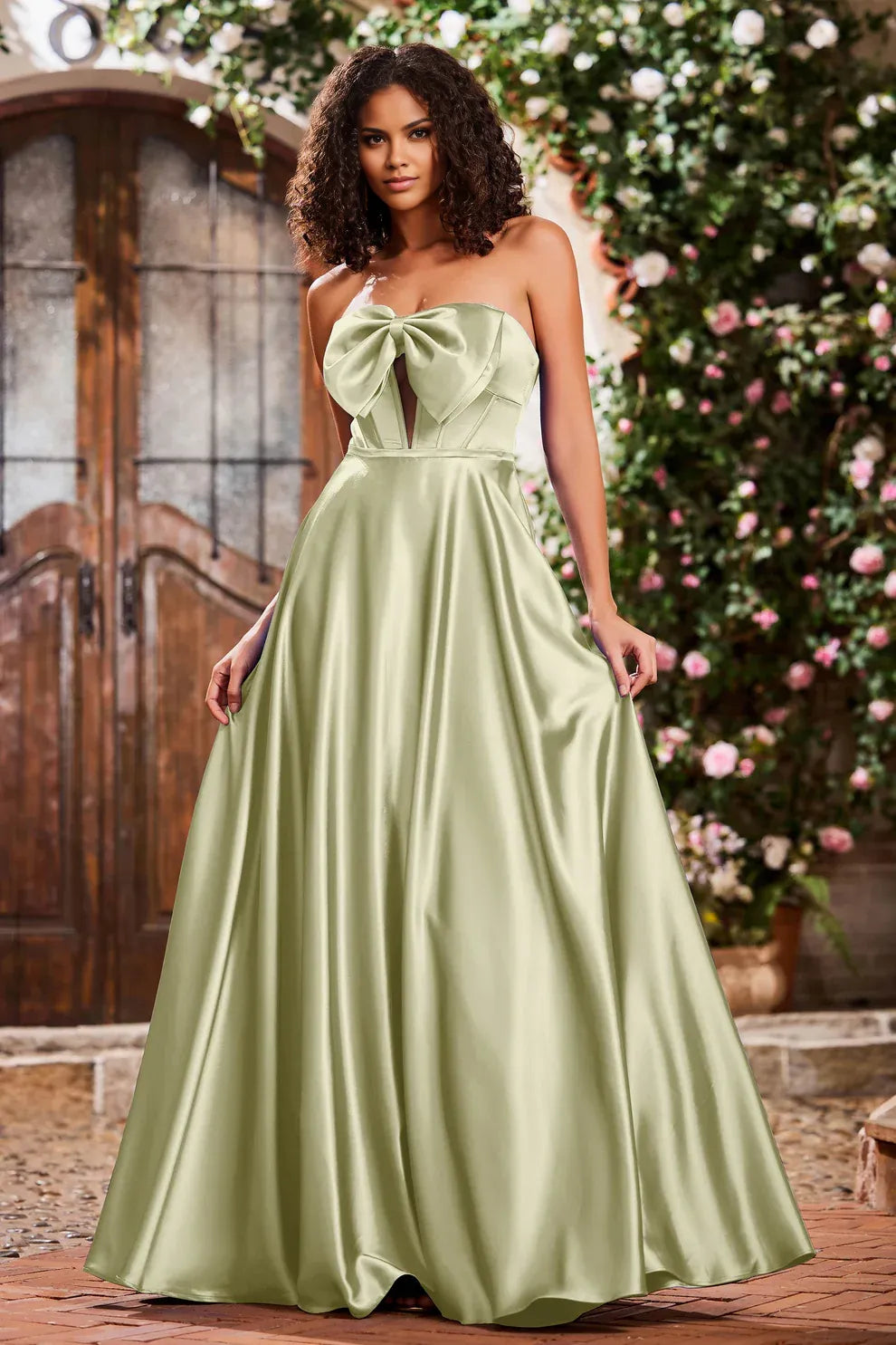 Vestido de fiesta largo de raso sin tirantes con lazada frontal y falda en A