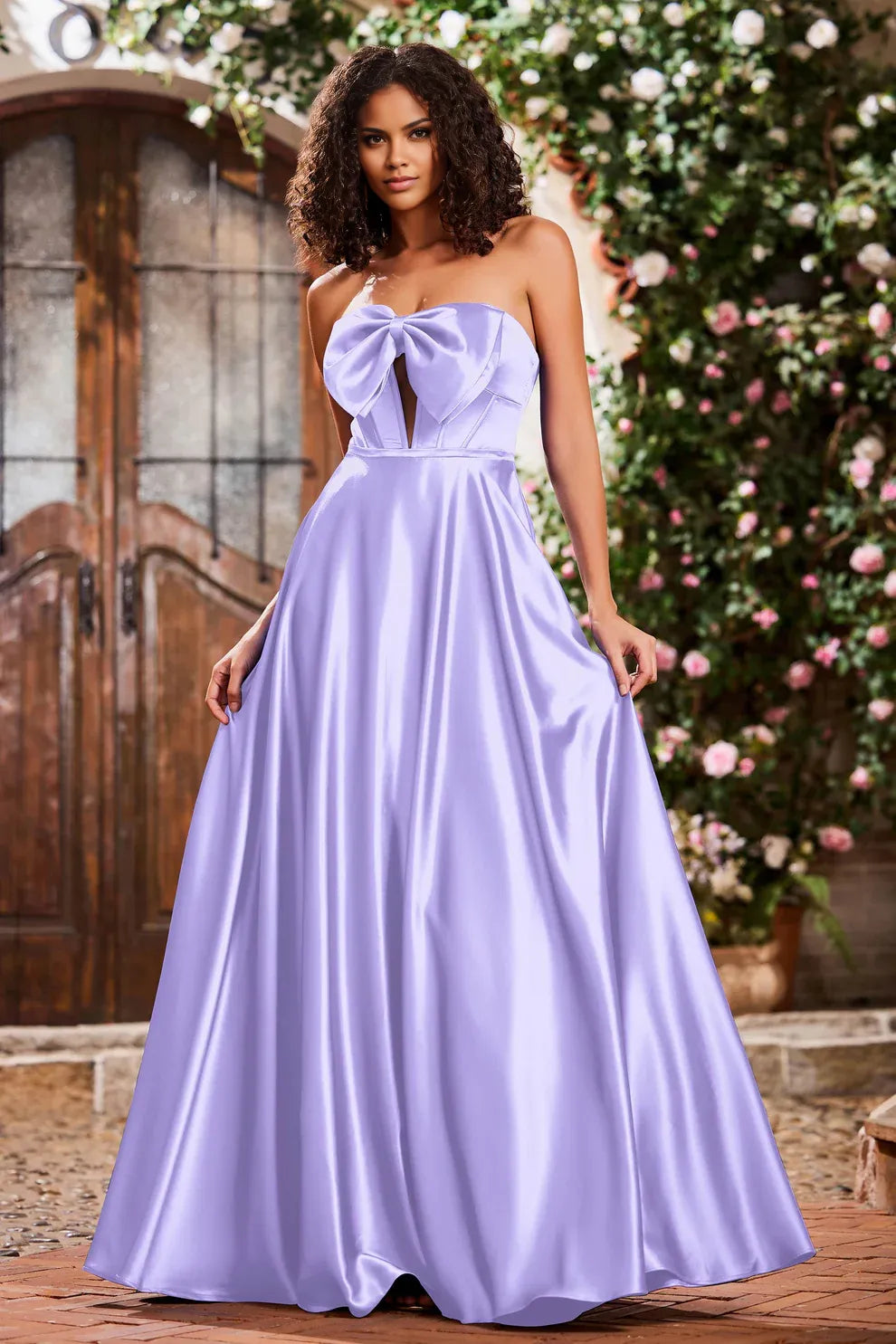 Vestido de fiesta largo de raso sin tirantes con lazada frontal y falda en A