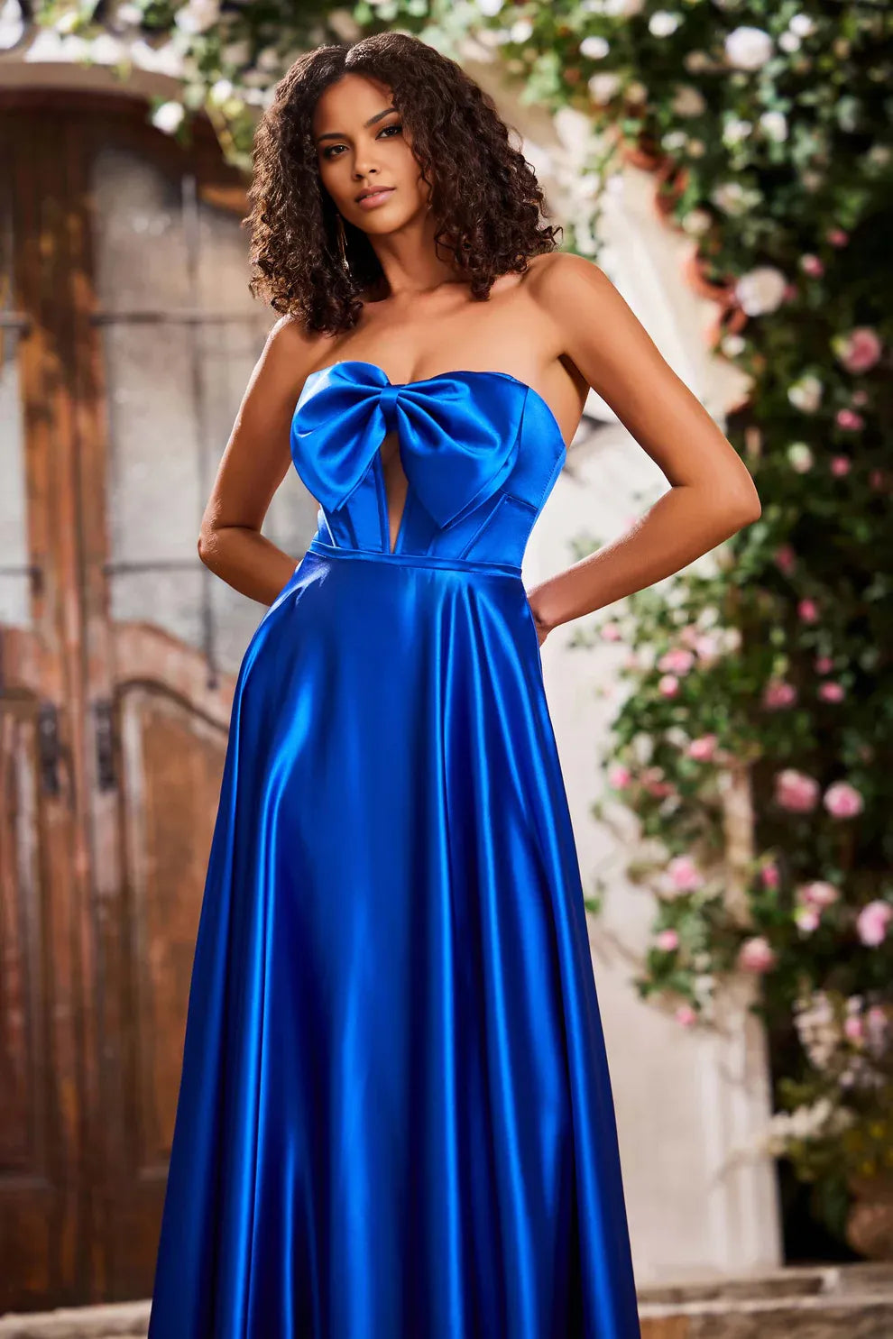 Vestido de fiesta largo de raso sin tirantes con lazada frontal y falda en A