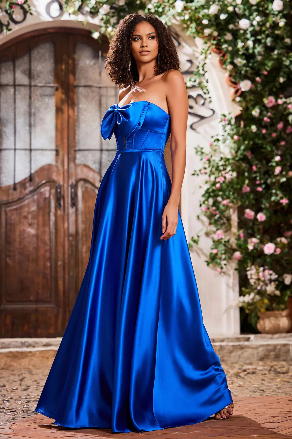 Vestido de fiesta largo de raso sin tirantes con lazada frontal y falda en A