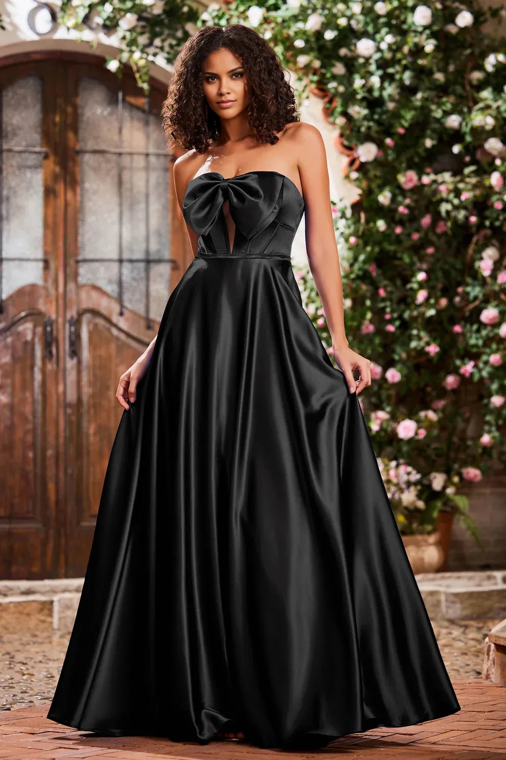 Vestido de fiesta largo de raso sin tirantes con lazada frontal y falda en A